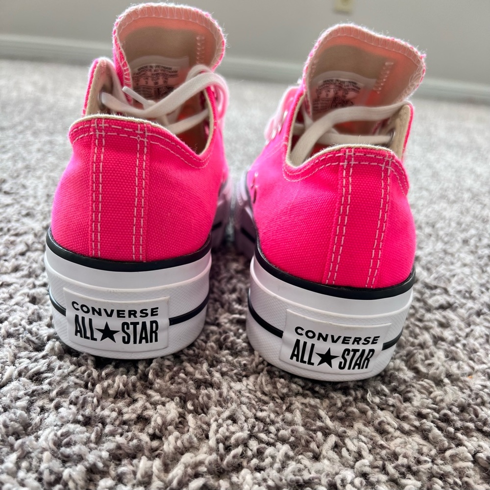 ❌SOLD❌Converse all star platform low top shoes women’s size 5
Hot pink - Picture 3 of 5